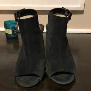 Tahari black open toed heels